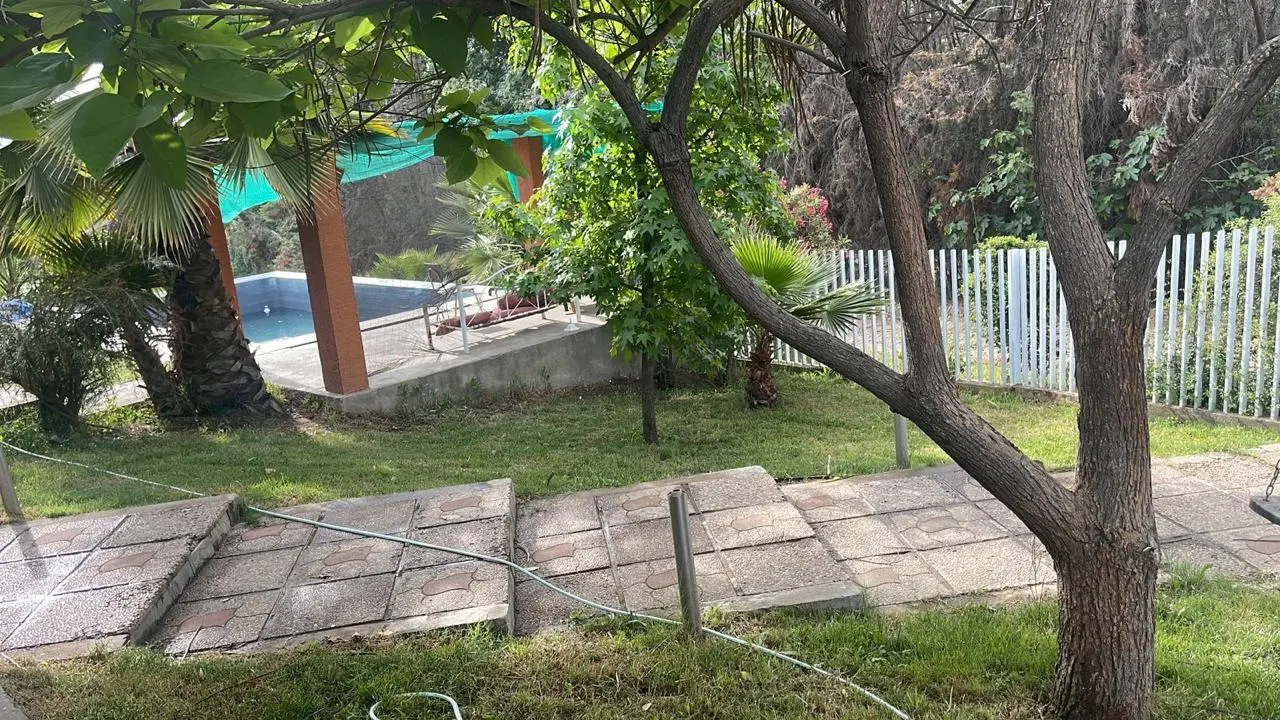 Jardines y zona de piscina de la sede